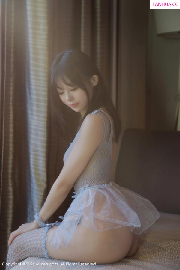 佘贝拉  [XiuRen]高清写真图 2024.03.12 No.8214 佘贝拉Bella 性感美腿第17张图片